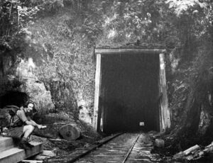 Western end of 317m Bump Tunnel, which operated from 1926-49 [Andrew Lyell, 1937, courtesy LRRSA]