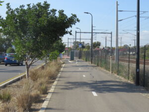 vegetation strip separates cars from cyclists - Oct 2020