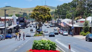 Main street of Korumburra from Leongatha end. Car park access is on the right. [2022]
