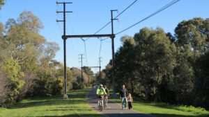 The Alamein to Gardiners Creek Trail section looks very much like an urban rail trail, with the electrical stanchions still in place, and in use for the railway. [2007]